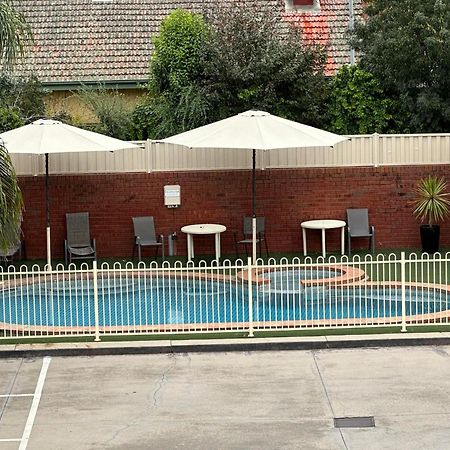 Courtyard Motor Inn Шепъртън Екстериор снимка