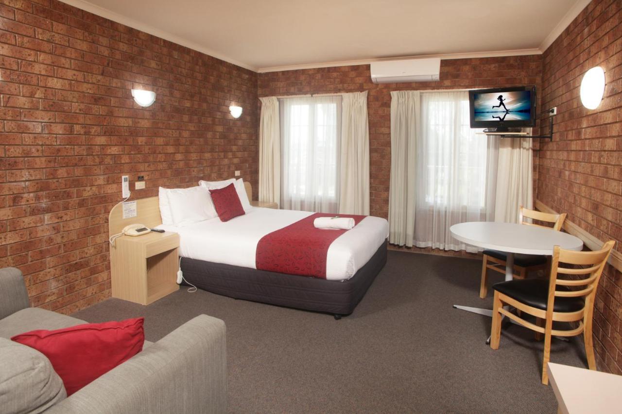 Courtyard Motor Inn Шепъртън Екстериор снимка