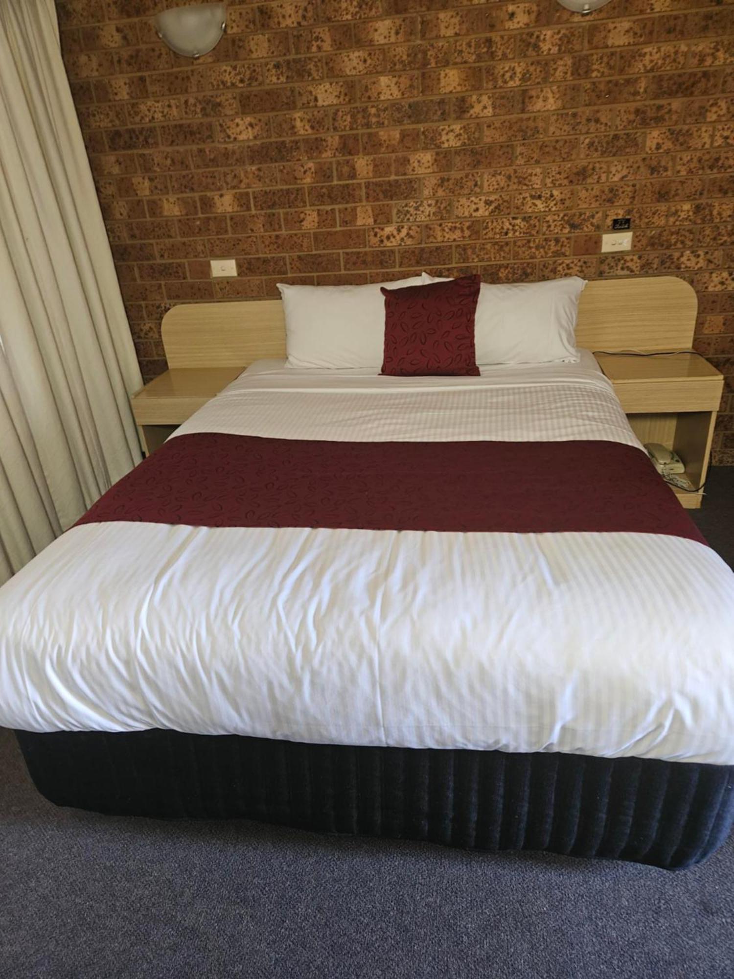 Courtyard Motor Inn Шепъртън Екстериор снимка