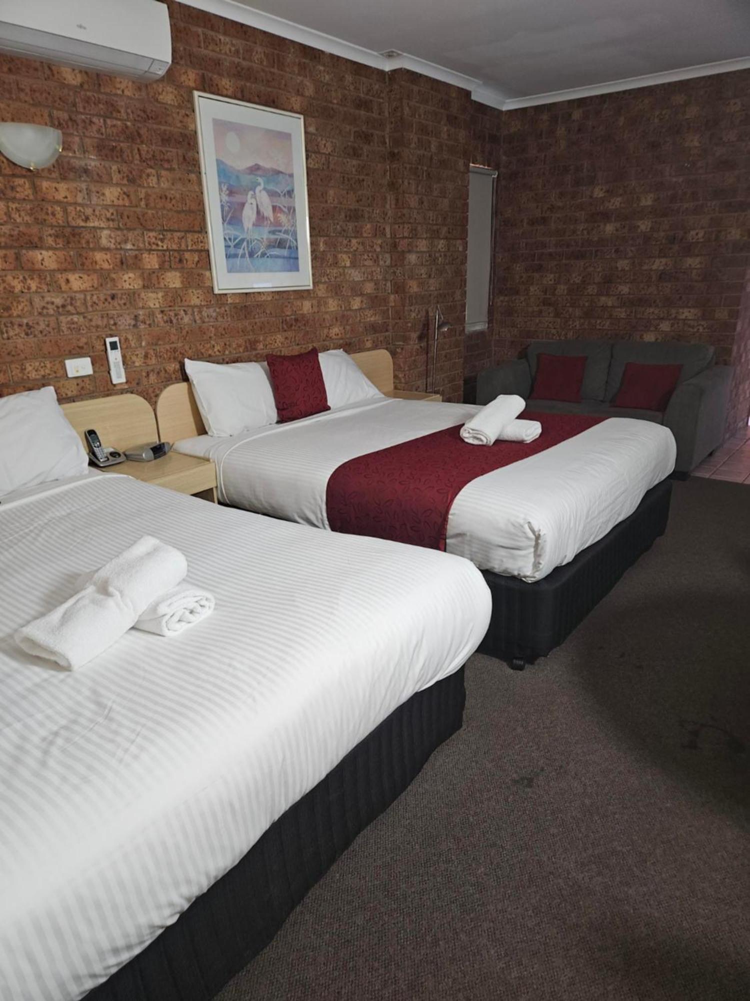 Courtyard Motor Inn Шепъртън Екстериор снимка