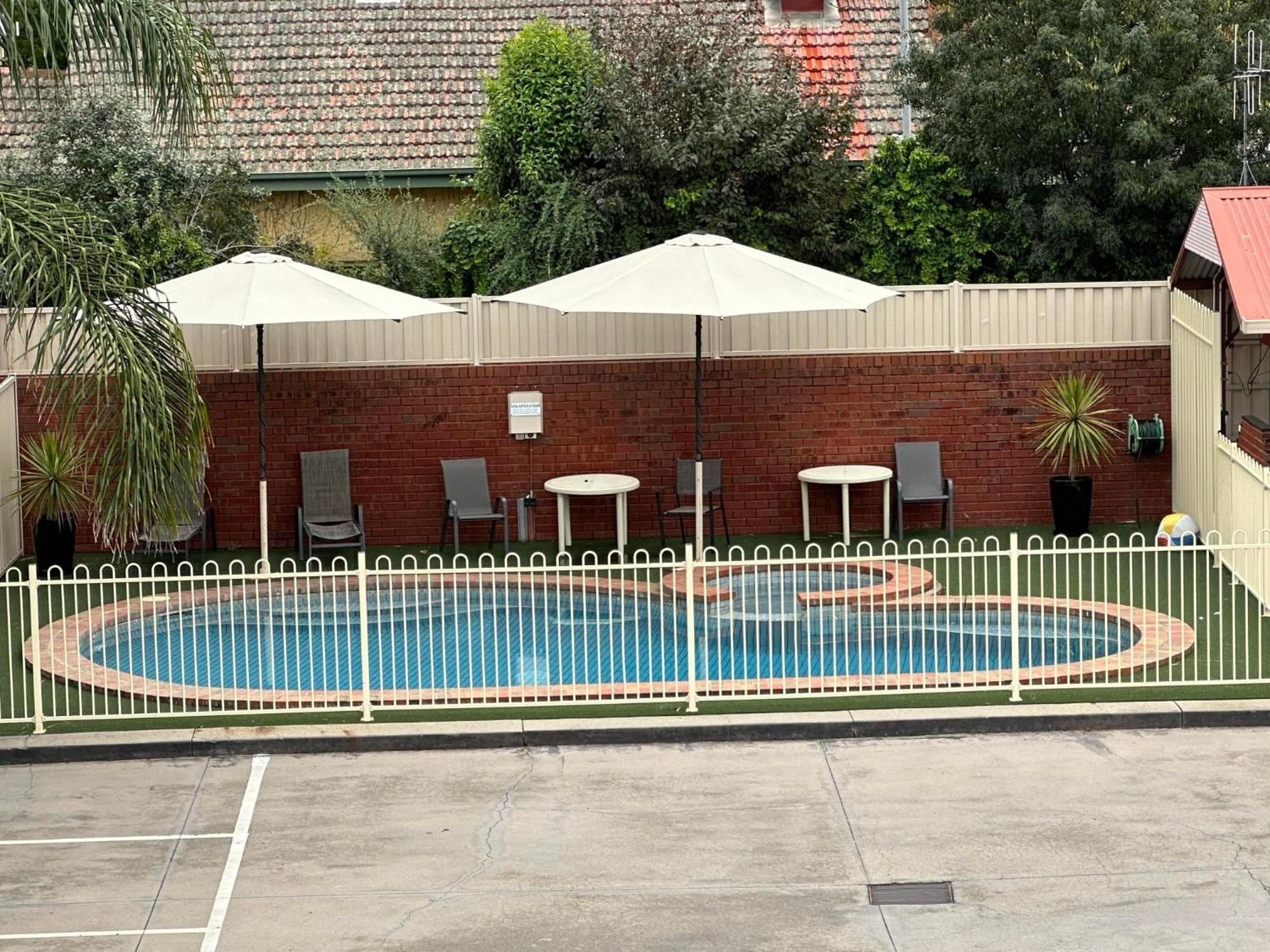Courtyard Motor Inn Шепъртън Екстериор снимка