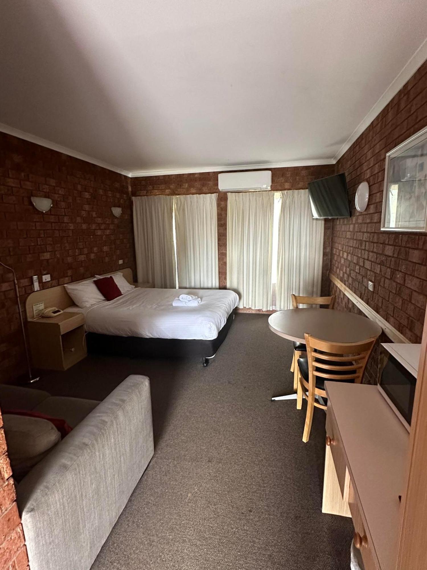 Courtyard Motor Inn Шепъртън Екстериор снимка
