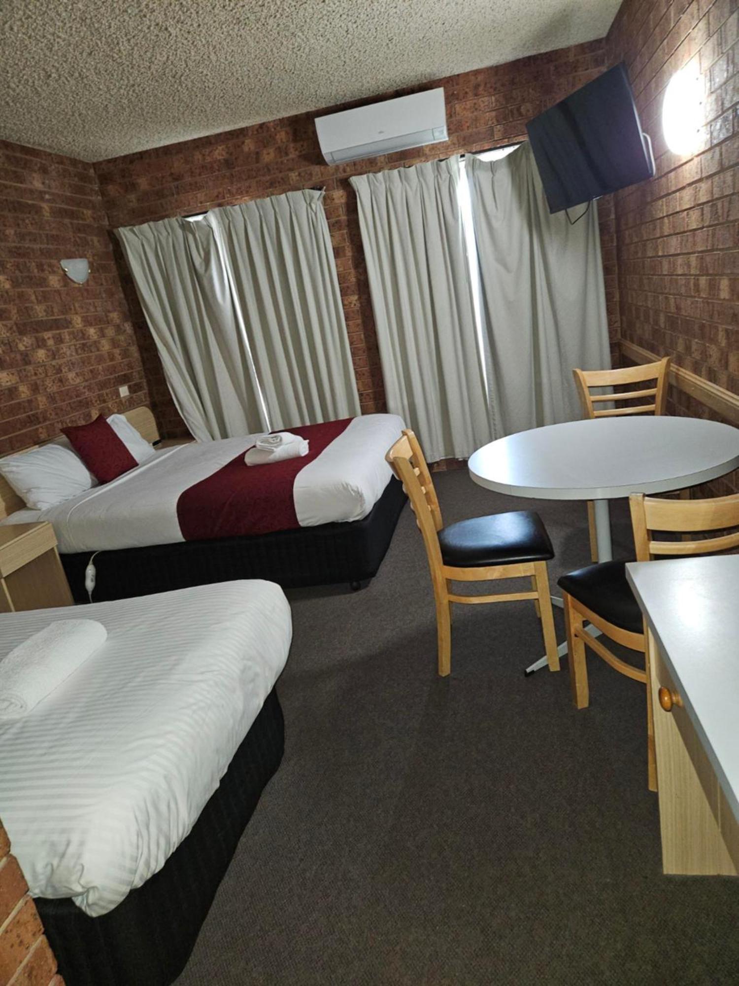 Courtyard Motor Inn Шепъртън Екстериор снимка