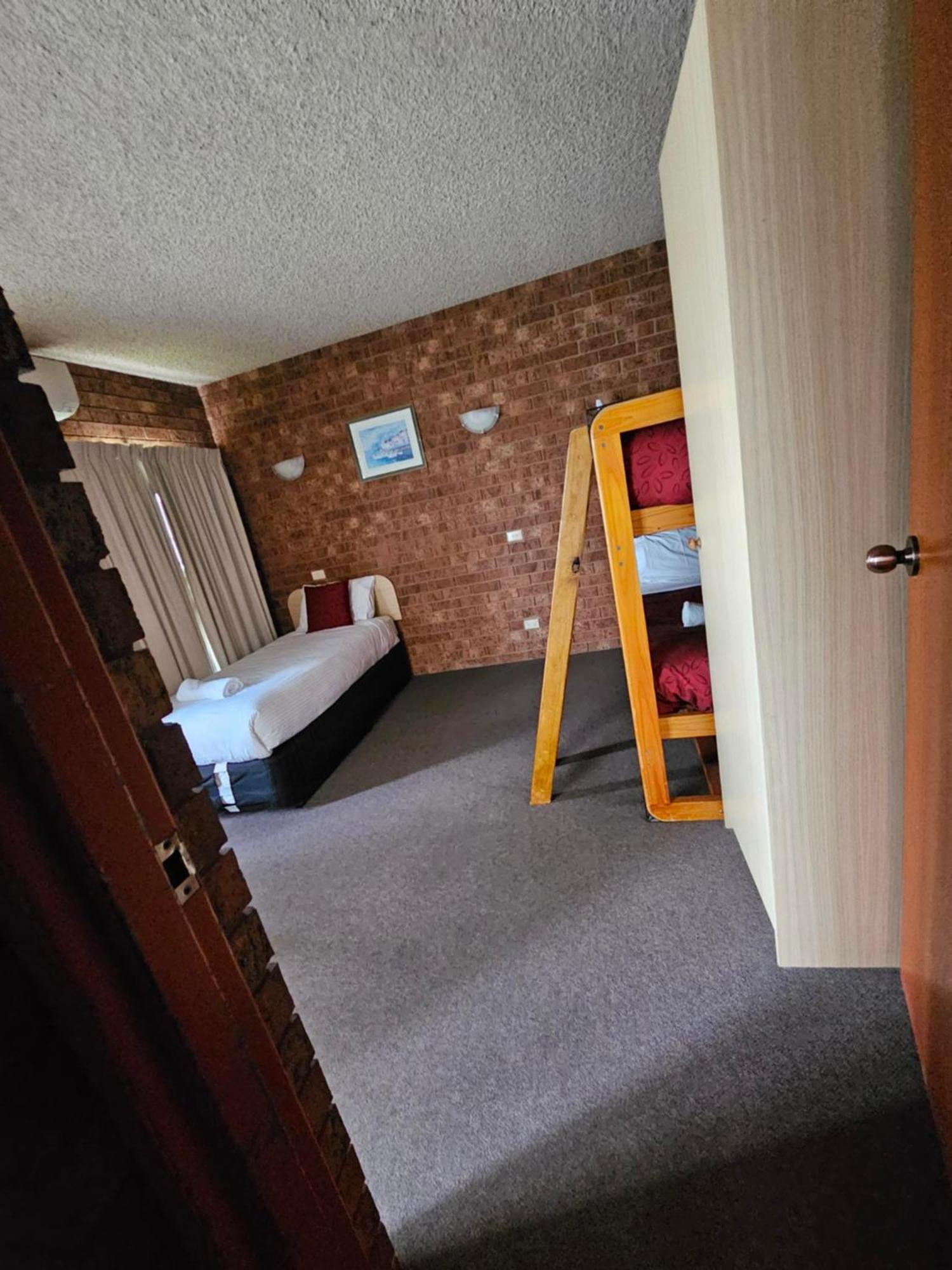 Courtyard Motor Inn Шепъртън Екстериор снимка