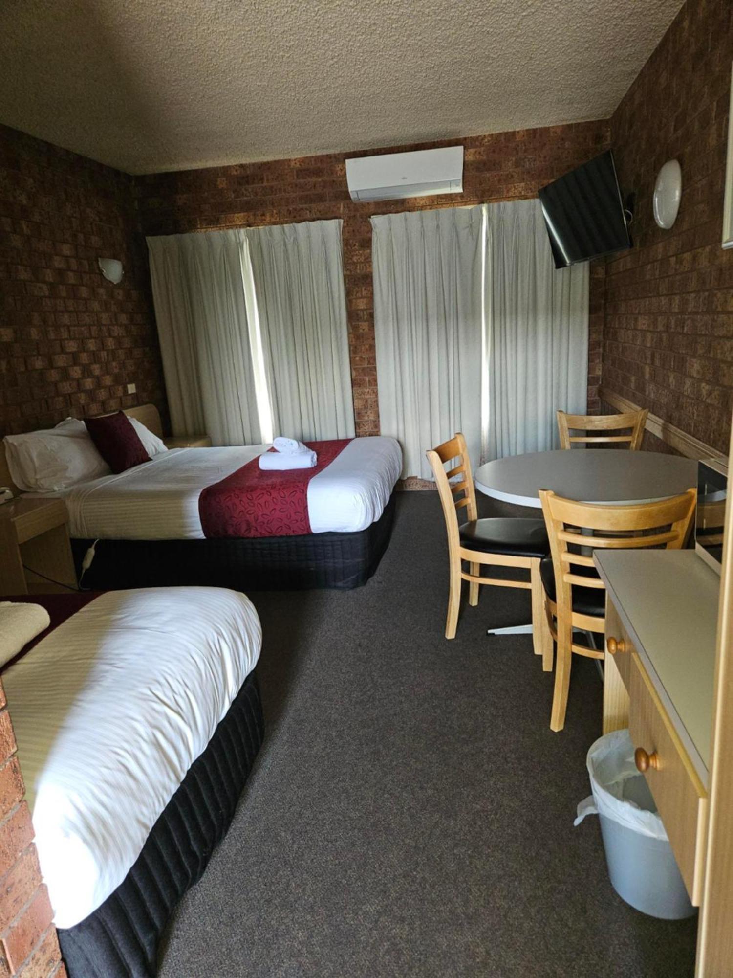 Courtyard Motor Inn Шепъртън Екстериор снимка