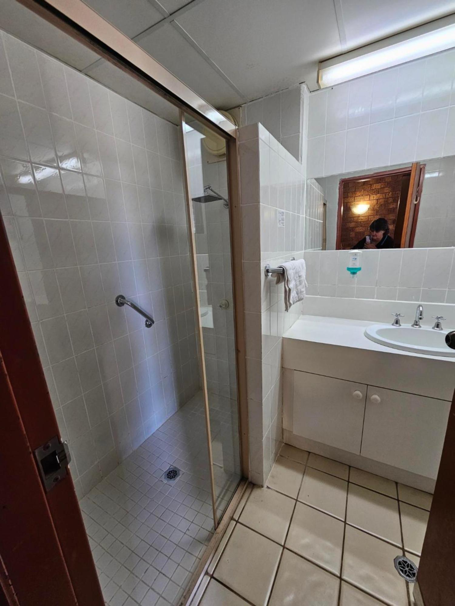 Courtyard Motor Inn Шепъртън Екстериор снимка