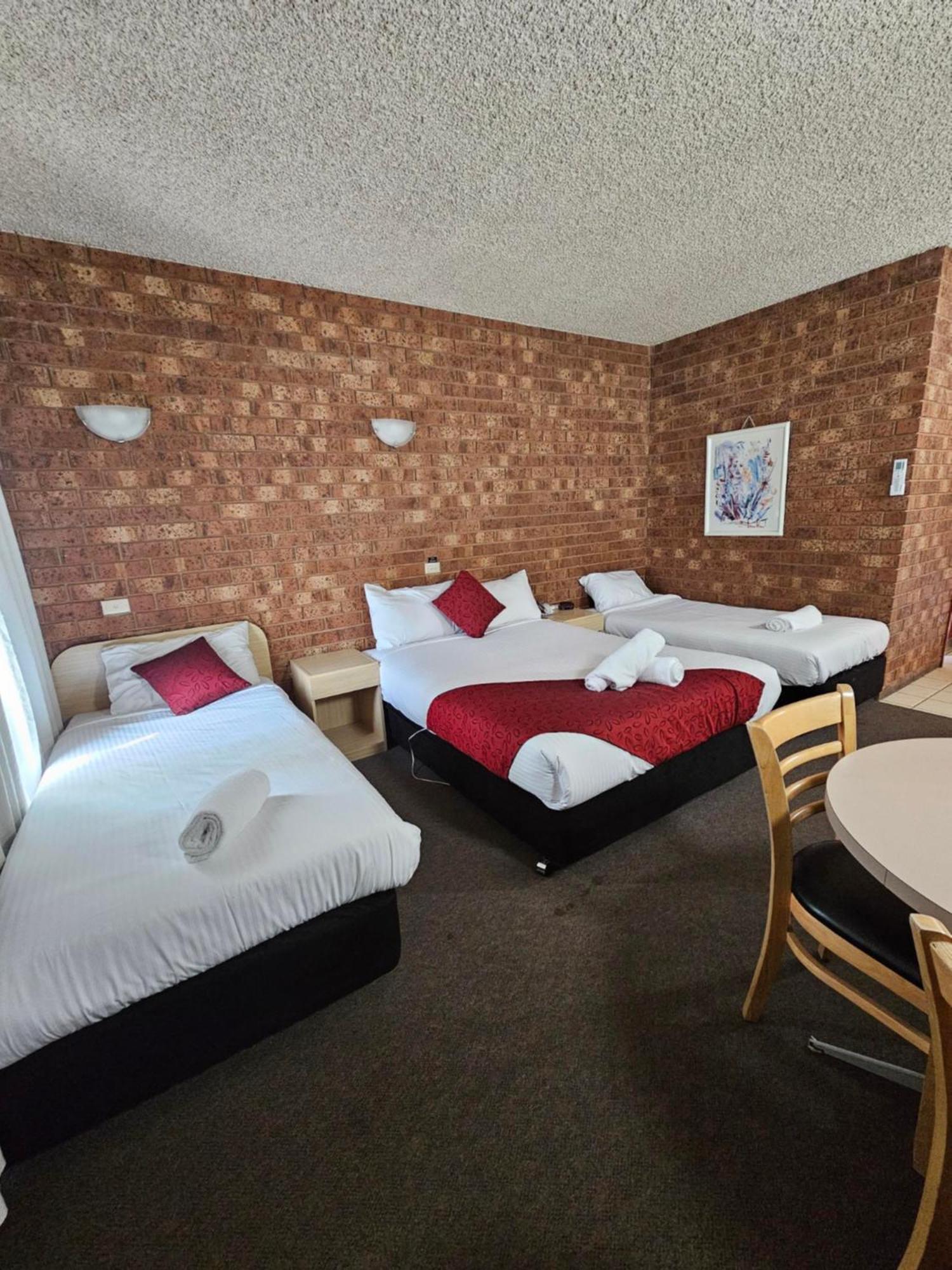 Courtyard Motor Inn Шепъртън Екстериор снимка