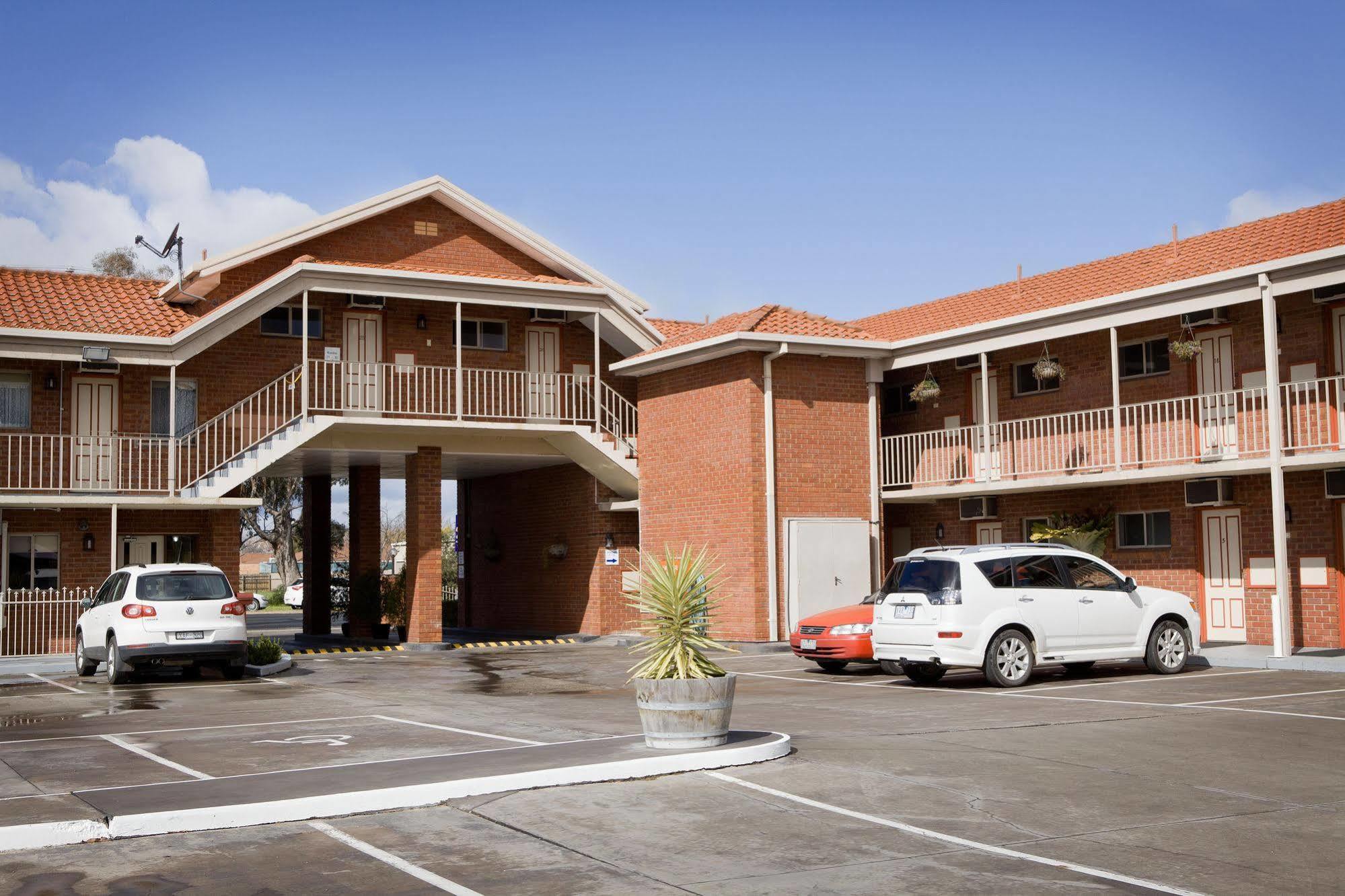 Courtyard Motor Inn Шепъртън Екстериор снимка